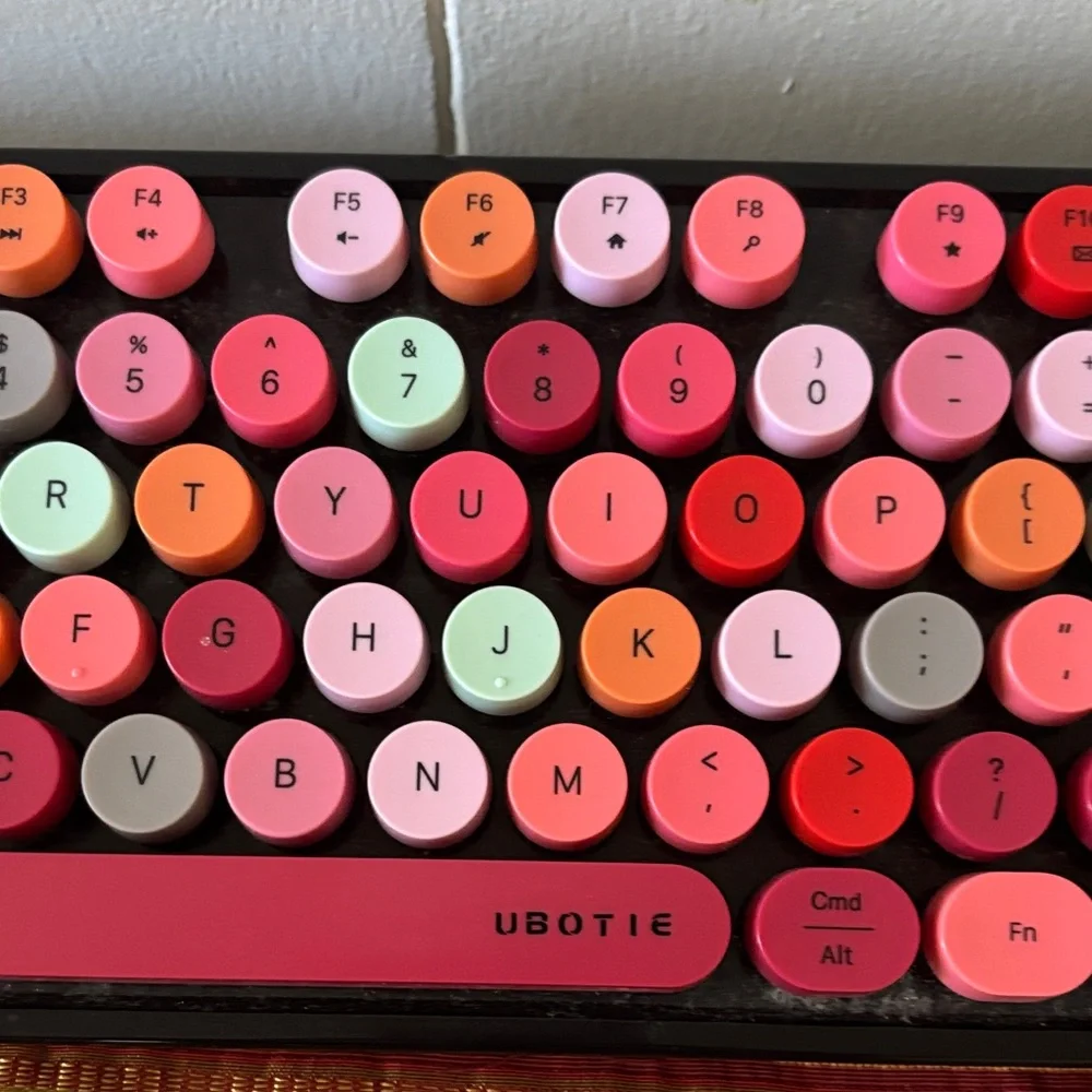 Colorful Retro Keyboard - Picture 5 of 7